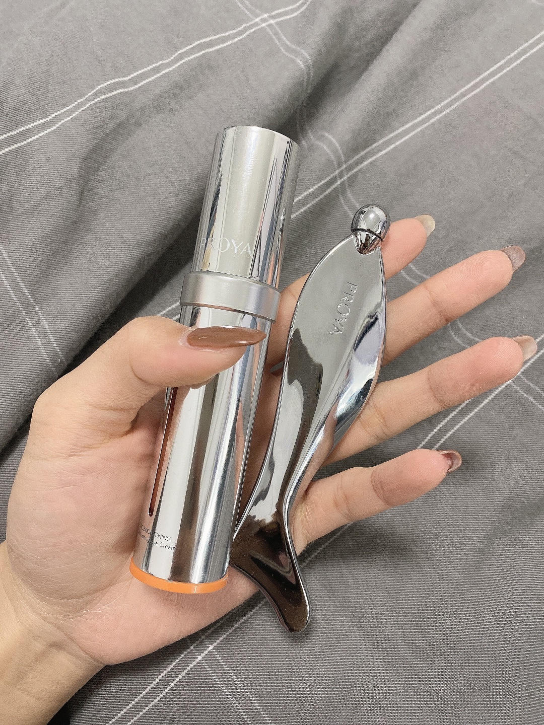 眼霜—Kerrykerry宝贝收到了 ，刚用肌肤嘟噜嘟噜的喝水  ，用完之后脸明显变白了 ，很喜欢
